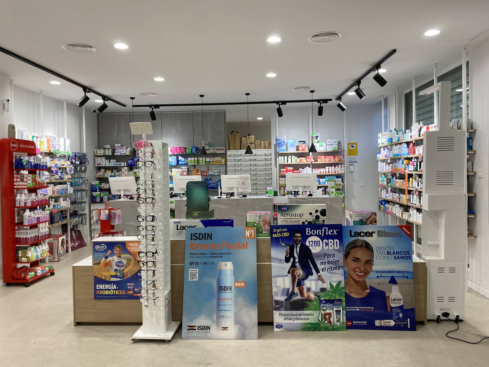 Interior luminoso de la Farmacia Giner Banqueri con su mostrador y expositores