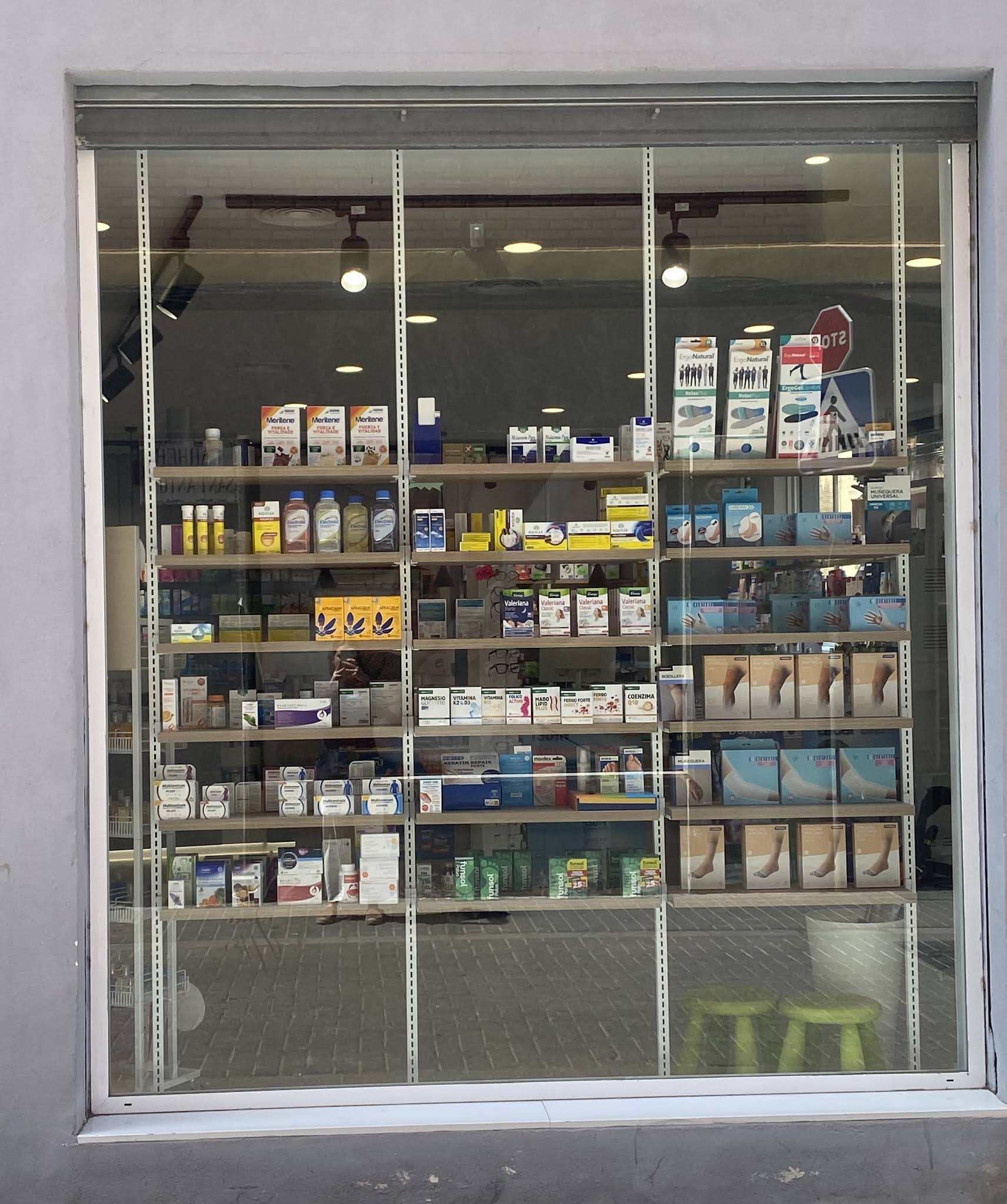 Escaparate con productos de parafarmacia y bienestar