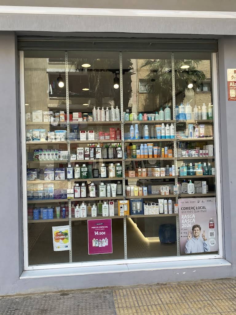 Escaparate con productos de cuidado personal