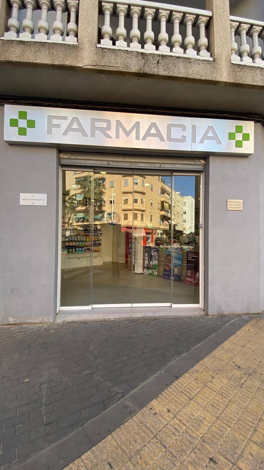 Fachada de la Farmacia Giner Banqueri en Avinguda la Rambleta, Catarroja